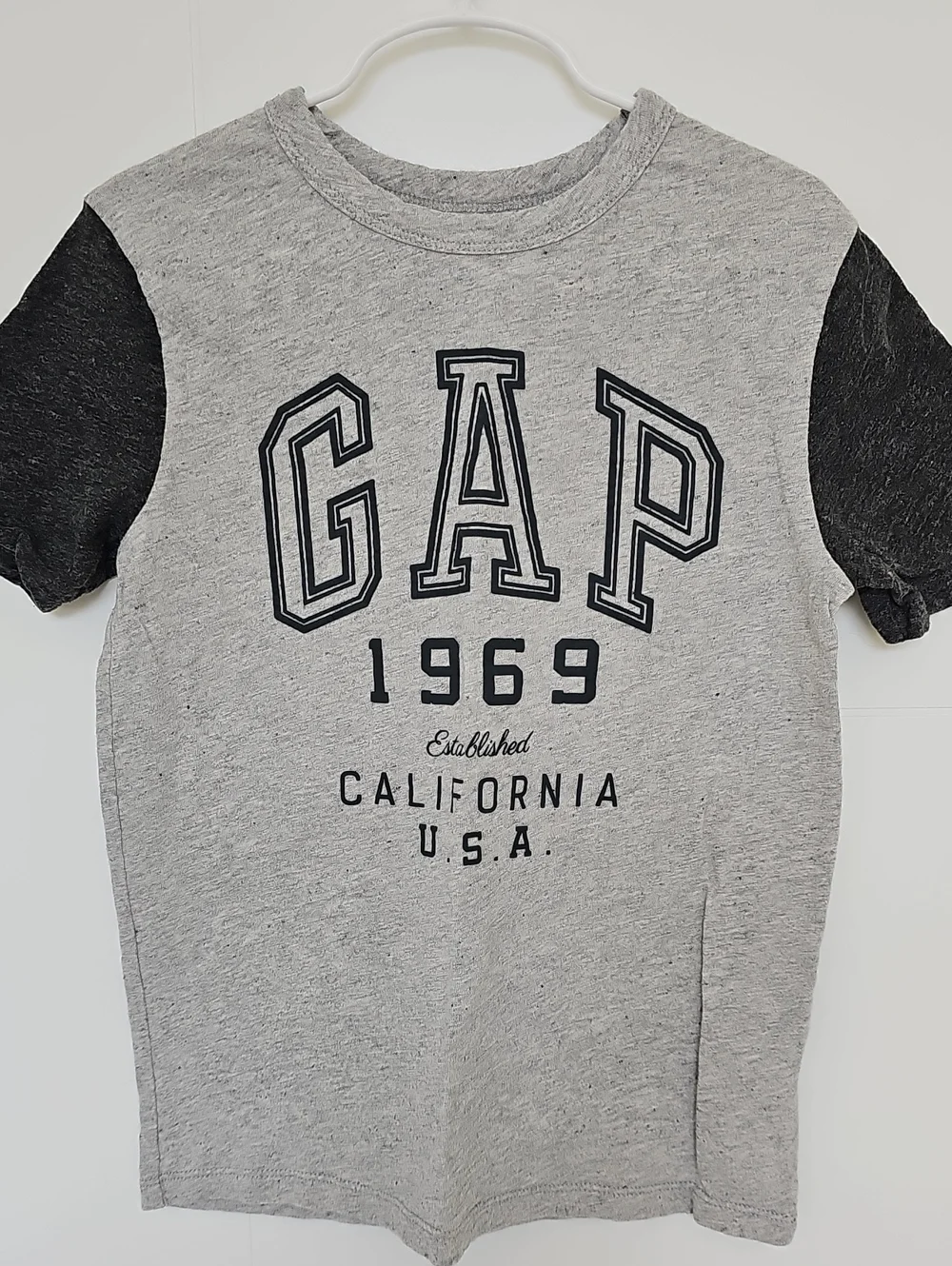 GAP Grey Logo Tee w/ Dark Charcoal Sleeves Boys Sz Small